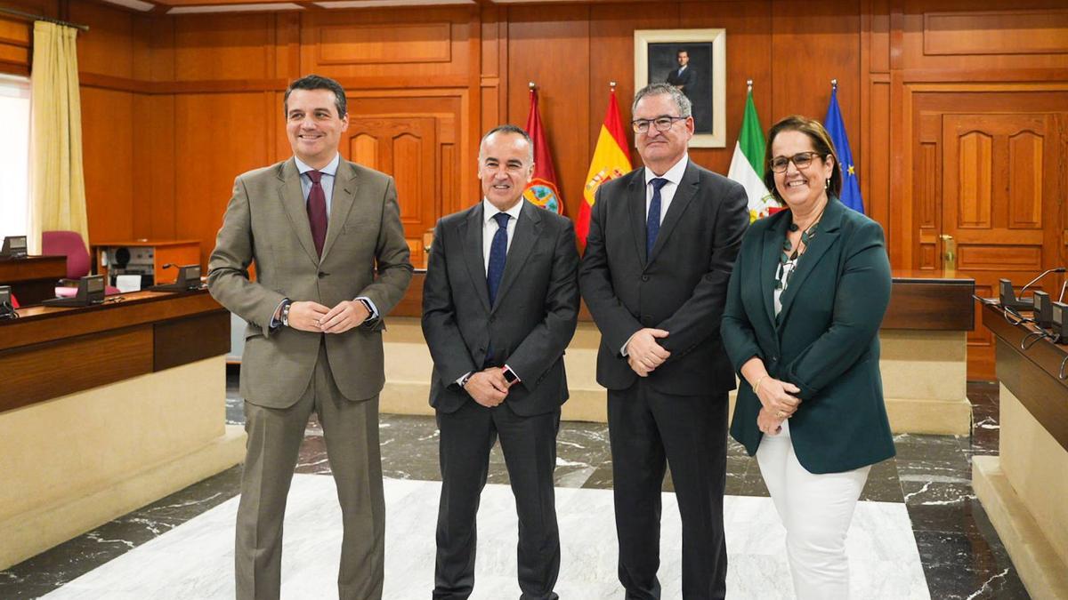 José María Bellido, Francisco Cuervas, Federico Álvarez y Blanca Torrent, presentan la llegada de la empresa Ghenovaen el salón de plenos.