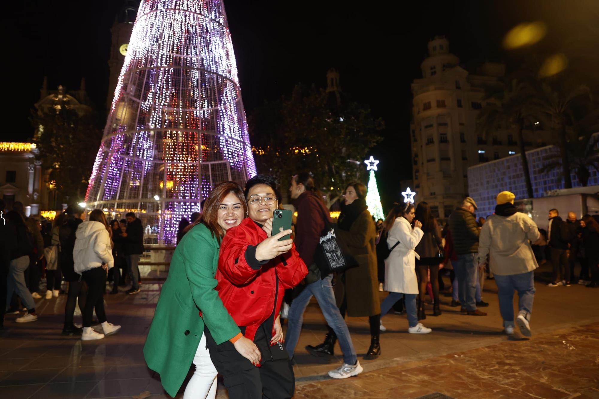La Navidad llega a València: el encendido de luces acompañado de villancicos