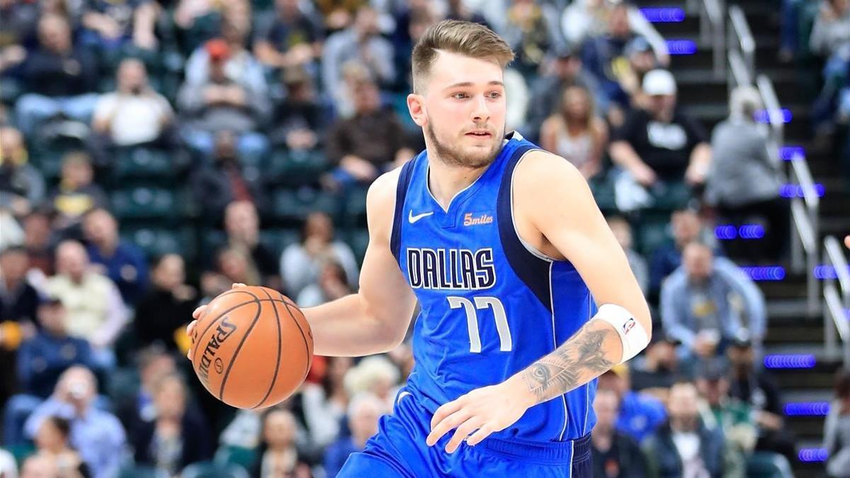 Luka Doncic dirige un ataque de los Mavericks en la pista de los Pacers.