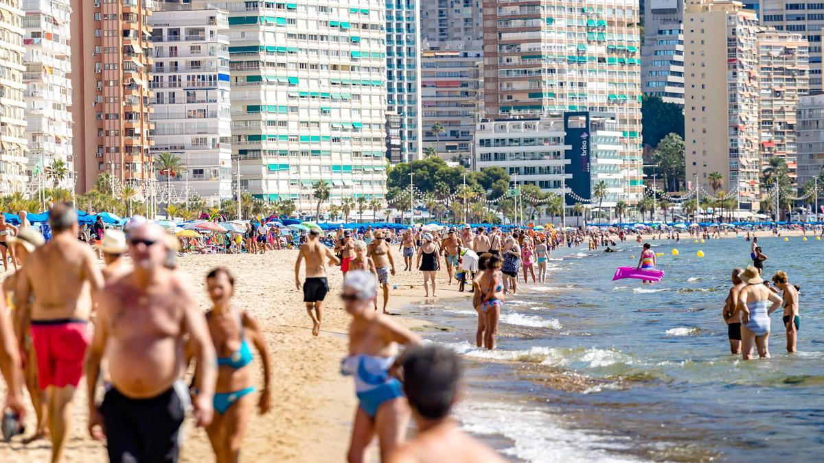 La playa de Levante de Benidorm llena de bañistas este jueves.
