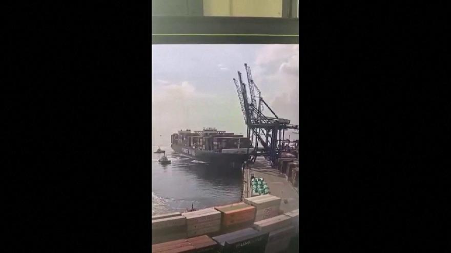 Un vaixell fa caure tres grues en atracar en un port turc