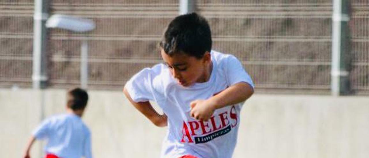 Los Moleiro guardan fotos del pequeño Alberto con David Amaral, el blanquiazul Dylan (bajo esta líneas) o Pedri, con quien tantas veces se le ha comparado.