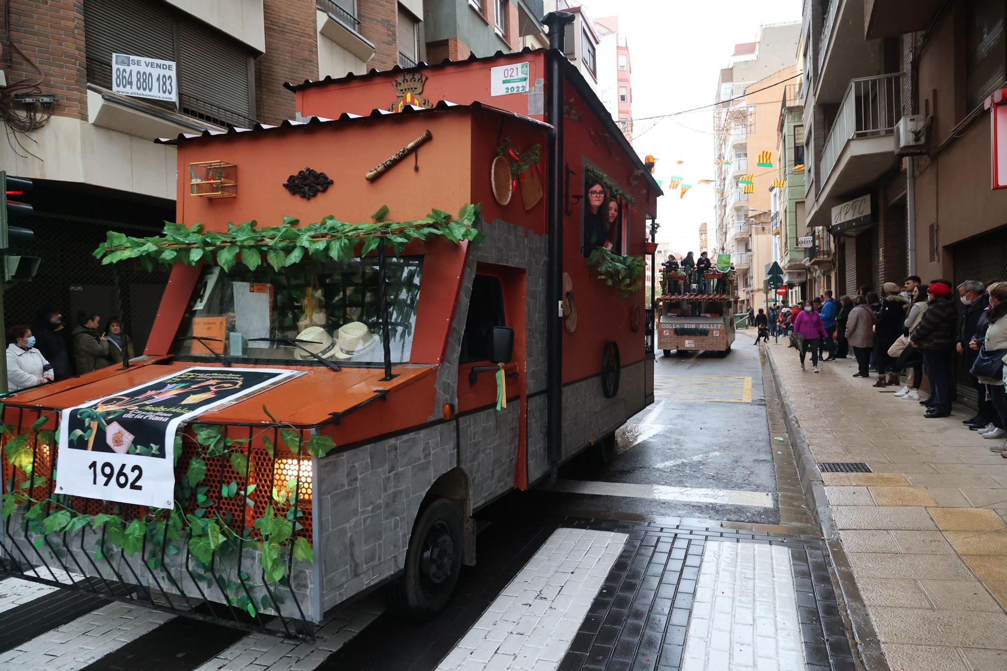 Las mejores imágenes del desfile de carros engalanados y collas de la Magdalena