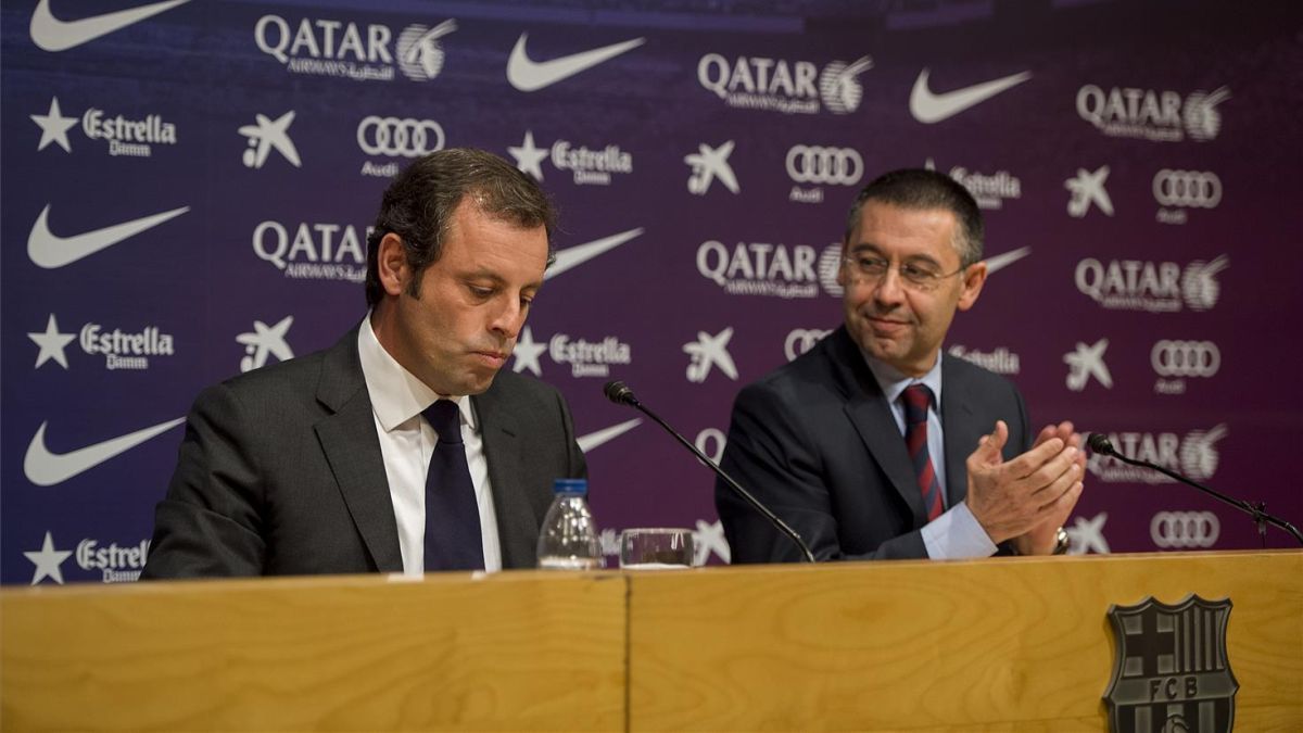 Bartomeu aplaude a Rosell tras presentar este su renuncia a la presidencia del Barça, en el 2014.