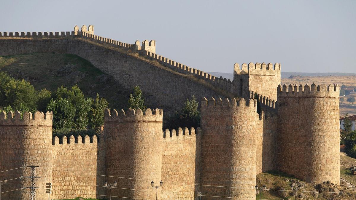 La muralla románica mejor conservada de Europa está en España: tiene 87 torreones semicirculares y sus muros envuelven un casco histórico declarado Patrimonio de la Humanidad