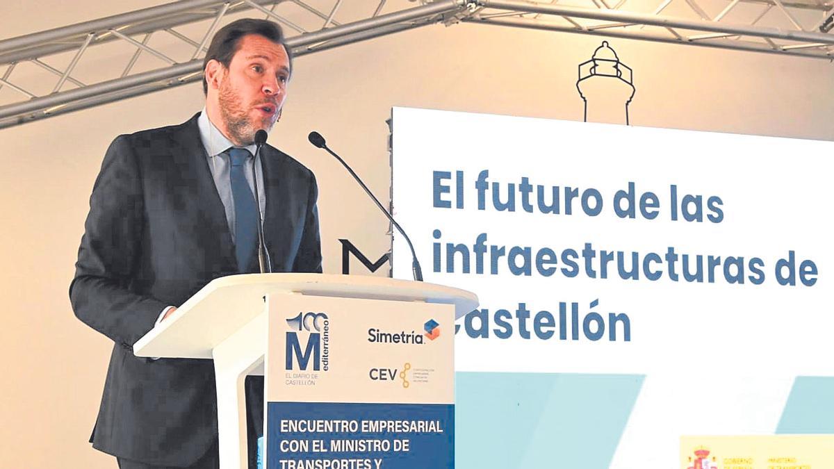 El ministro de Transportes, Óscar Puente, durante su intervención en Castelló el pasado febrero en la jornada organizada por este periódico, con el patrocinio de Simetría y la CEV, donde anunció que el Consejo de Ministros aprobaría las obras para en la N-340 en Orpesa.