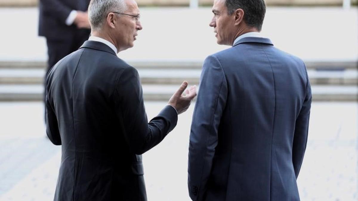 El secretario general de la OTAN, Jens Stoltenberg (i), y el presidente del Gobierno, Pedro Sánchez, a su llegada al Teatro Real de Madrid para participar en el acto conmemorativo del 40 aniversario del ingreso de España en la Alianza, este 30 de mayo de 2022.