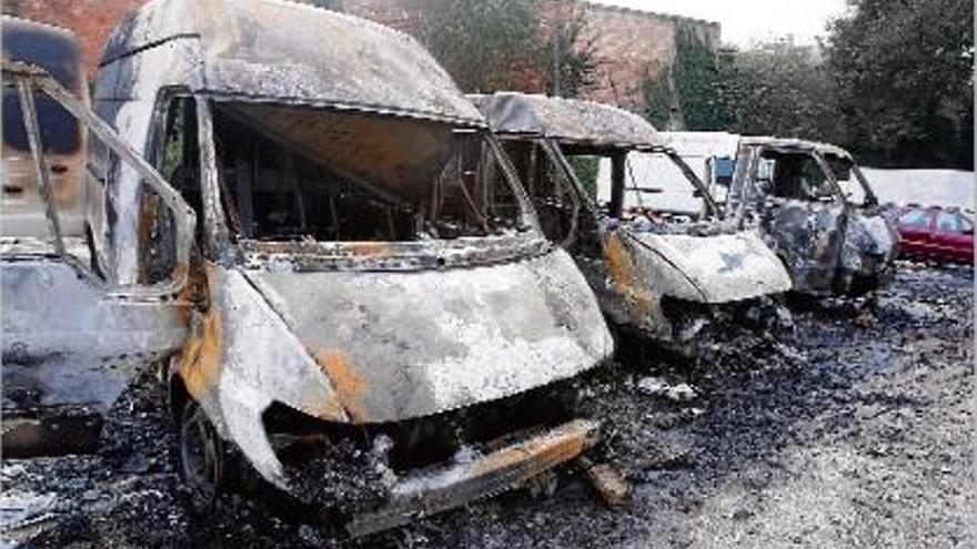 Les tres furgonetes que van quedar més afectades per les flames, a l&#039;aparcament del carrer Guadiana.