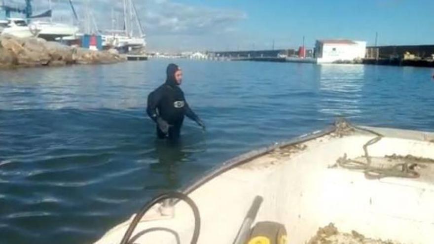 El temporal tapona de arena el centro de la bocana de Puerto Siles