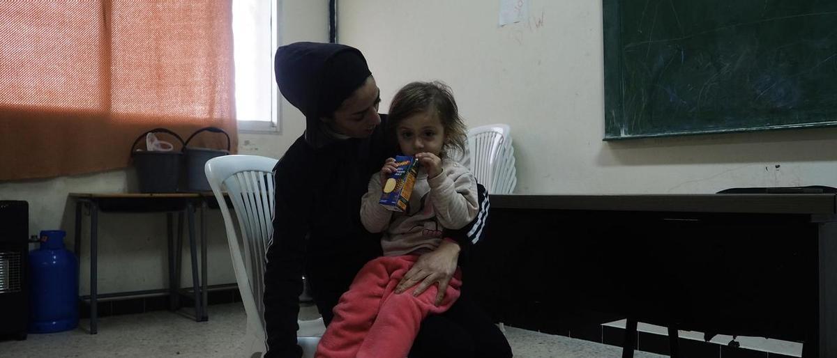 Farah con una de sus hijas, en un aula de la escuela donde se encuentran refugiadas.
