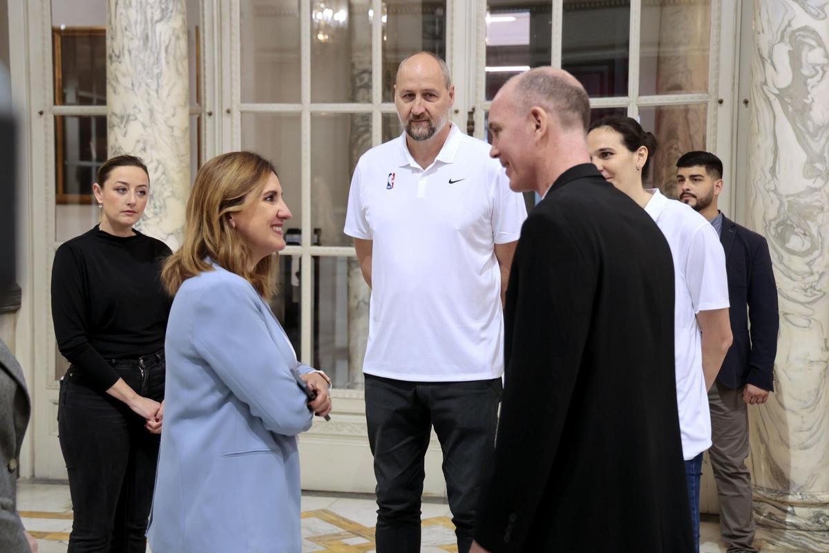 La alcaldesa de Valencia, María José Catalá, recibe a los exjugadores Dino Radja y Sonja Vasić, embajadores de la NBA y WNBA respectivamente, y al vicepresidente de Operaciones de Baloncesto en Europa y Oriente Medio de la NBA, Neal Meyer.