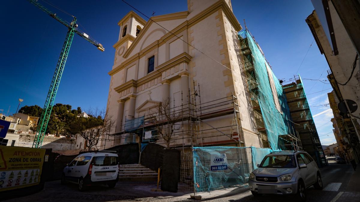 La plaza de la Iglesia de Ibi muestra sus entrañas en sus obras de reforma