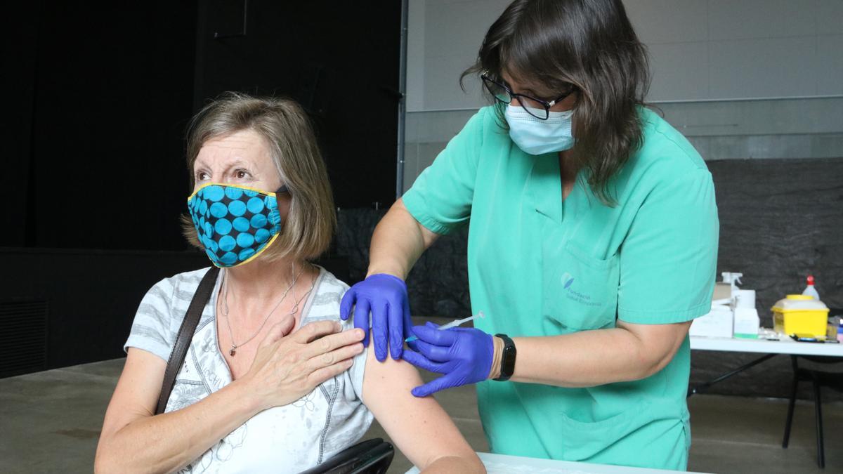 Una dona rebent la vacuna contra la covid-19