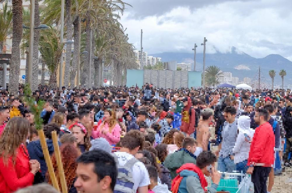 Miles de jóvenes celebran el botellón en la playa de San Juan