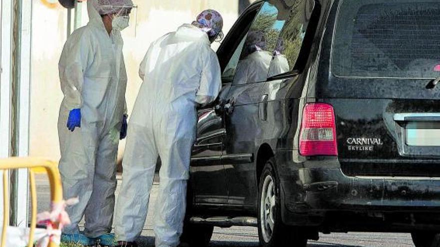 Carpa de las pruebas PCR en el Hospital de Sagunt. | DANIEL TORTAJADA