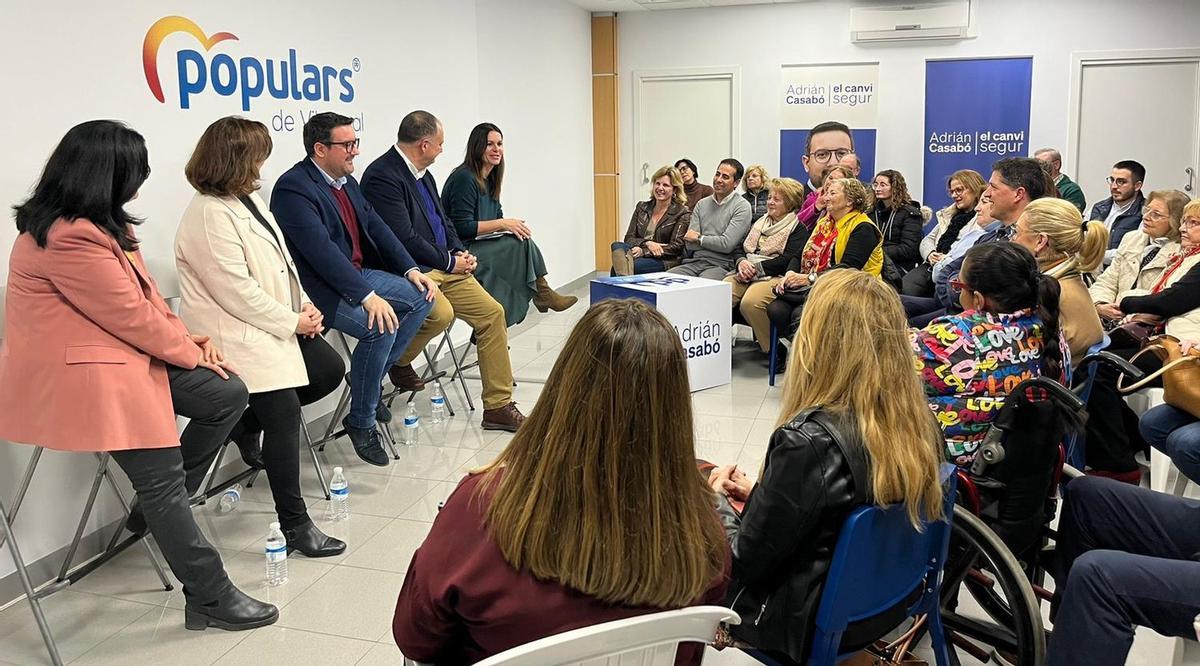 Afiliados y simpatizantes del PP han asistido a la charla sobre los presupuestos del Consell.