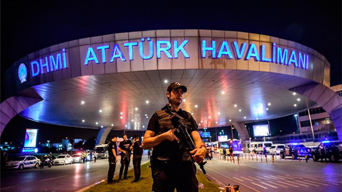 Dos terroristes s’han immolat a l’aeroport d’Atatürk i un tercer a la parada de metro més pròxima.