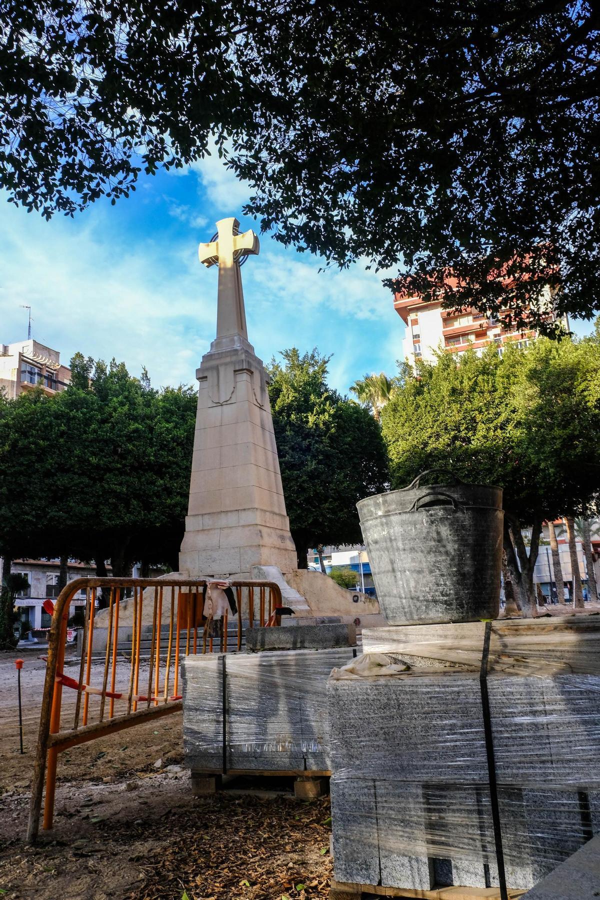 Las obras en la plaza, para mantener la cruz con la reforma