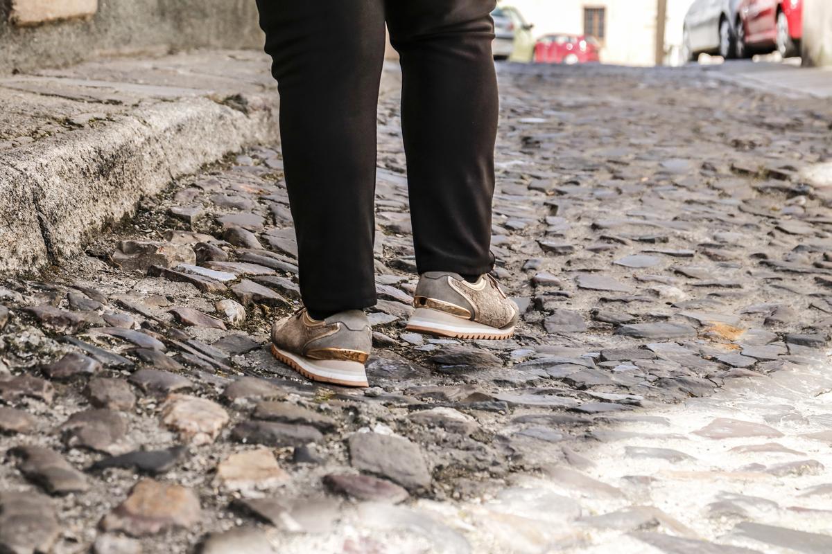 El pavimento del casco histórico debería ser más accesible.