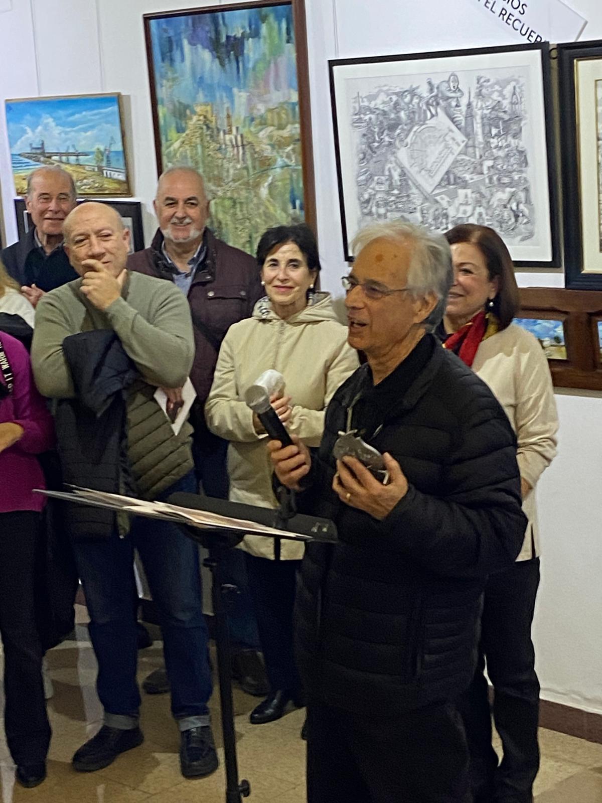 El pintor, al recoger el galardón.