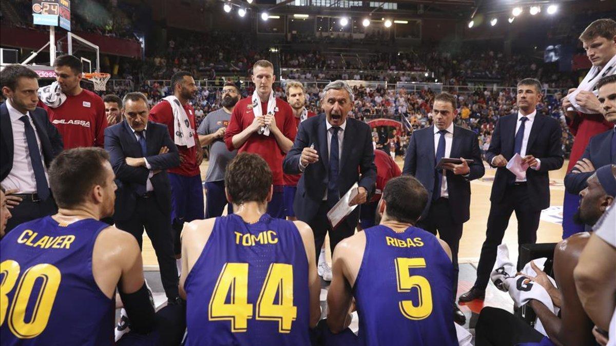 Pesic arenga a sus jugadores durante el partido del Zaragoza