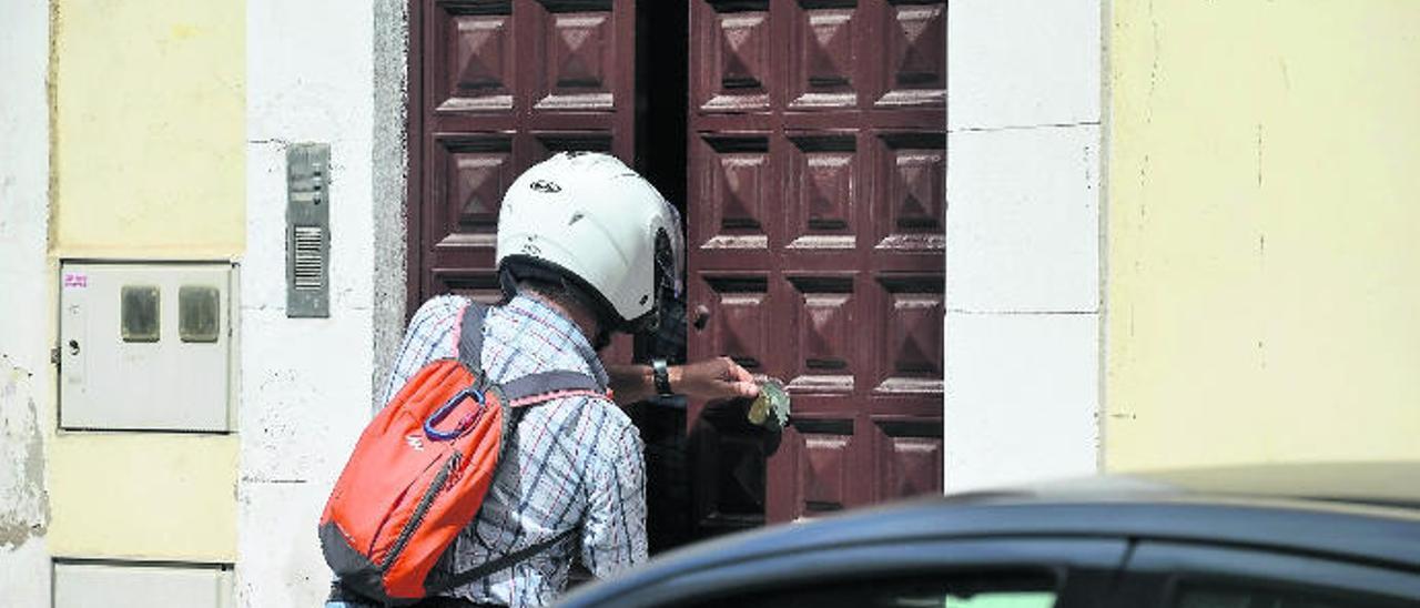 Un agente de la policía científica sale del lugar del crimen.