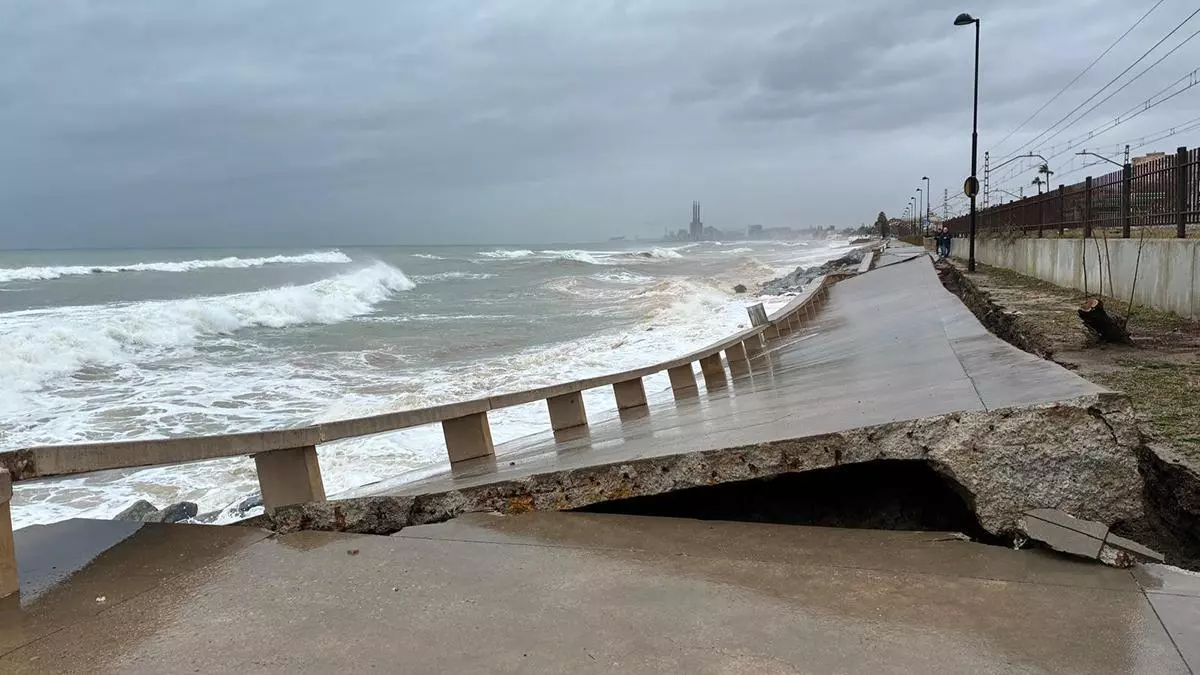 Graves destrozos en el paseo marítimo y la zona de vías del tren en Badalona a causa del temporal de levante