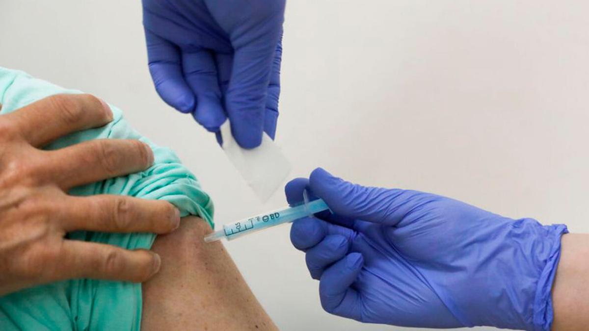 Secuela vacuna covid: Los extraños bultos que aparecen tras la tercera dosis de la vacuna en axilas y cuello