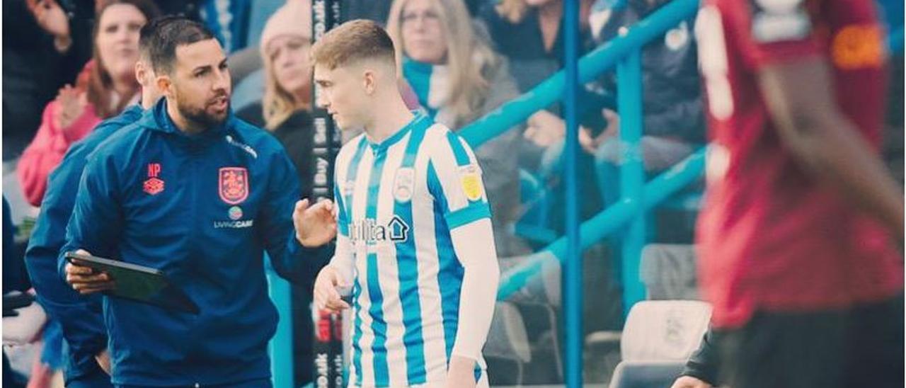 Chicho dona indicacions a un futbolista en un partit.