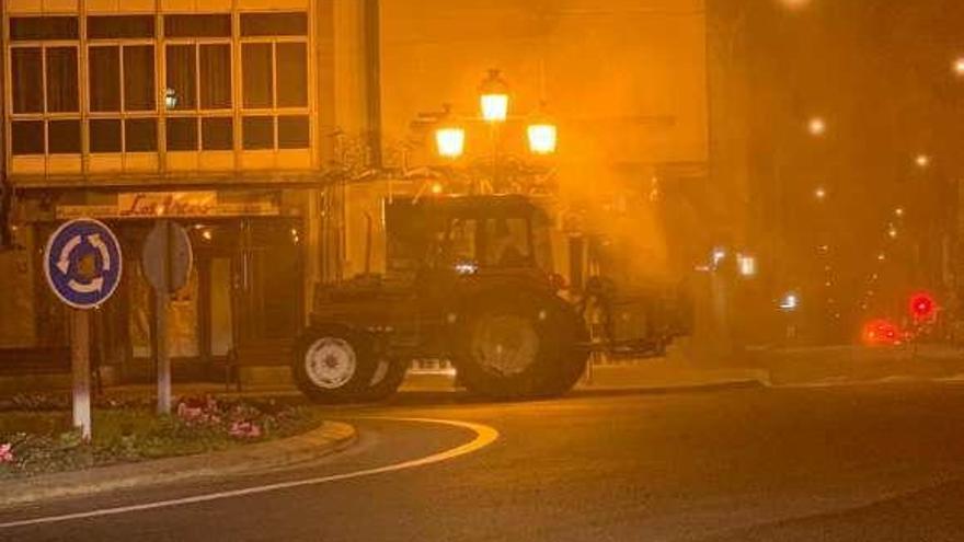 Tareas de desinfección de la emblemática Praza da Farola.