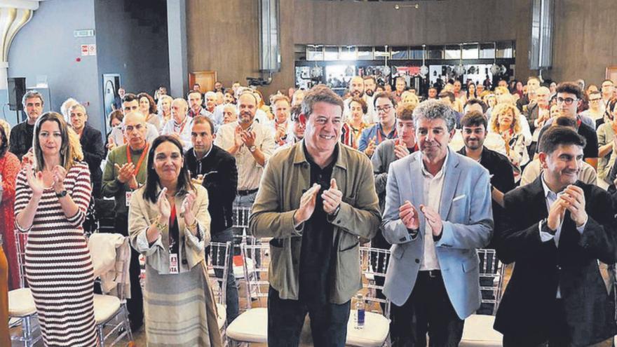 Álvaro Vila, entre Besteiro y el delegado del Gobierno. | L. O.