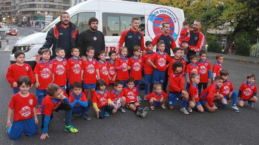 La &quot;Escoliña&quot; como bienvenida al fútbol   | La UD Ourense escenificó ayer la presentación oficial de su &quot;Escoliña&quot; de fútbol, que realiza sus actividades en la cancha de la Comisaría de policía, con la asistencia de los técnicos del primer equipo y de los jugadores Hugo y Luis. La treintena de pequeños que se han anotado esta temporada son el primer peldaño de una cantera que en los seis equipos de fútbol 11 -juveniles, cadetes e infantiles- reúne a 120 jugadores. Otros 90 se integran en los seis equipos de fútbol 8, de prebenjamines, benjamines y alevines. Iñaki Osorio