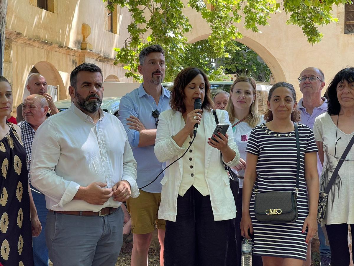 L'alcaldessa d'Albocàsser, Isabel Albalat (amb el micròfon a la mà), ha inaugurat la fira.