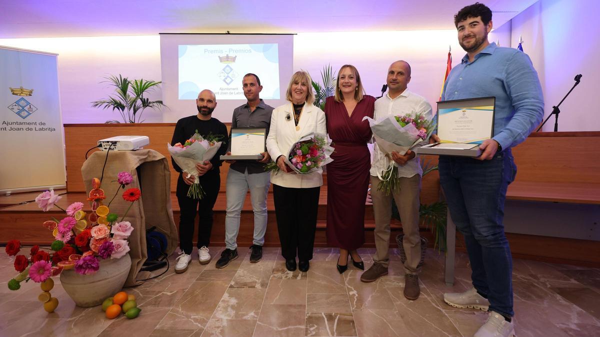 Sant Joan rinde honores a los que «hacen grande» el municipio