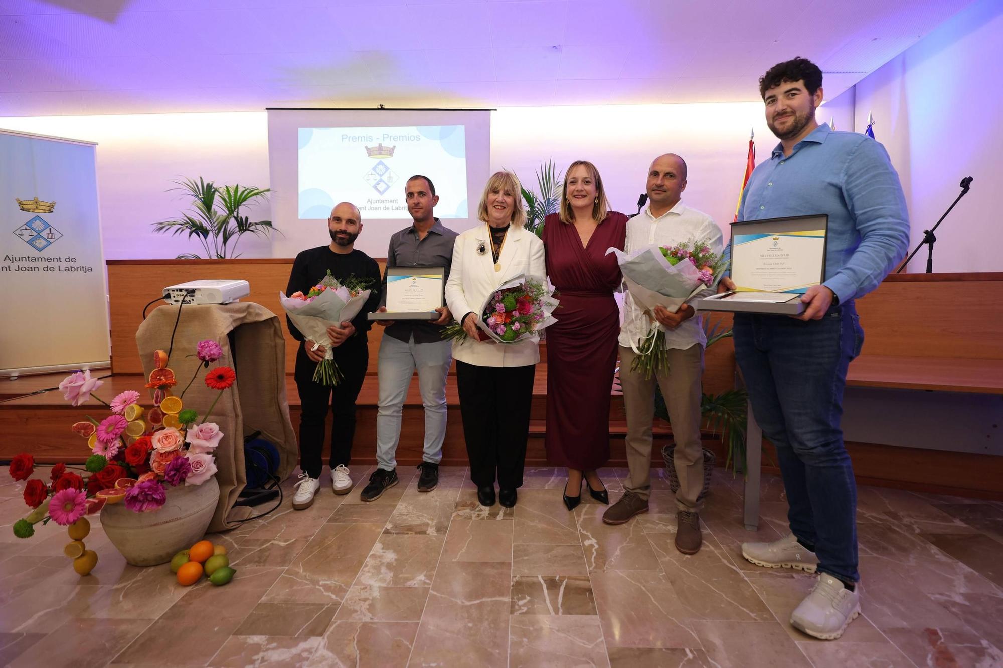 Sant Joan rinde honores a los que «hacen grande» el municipio