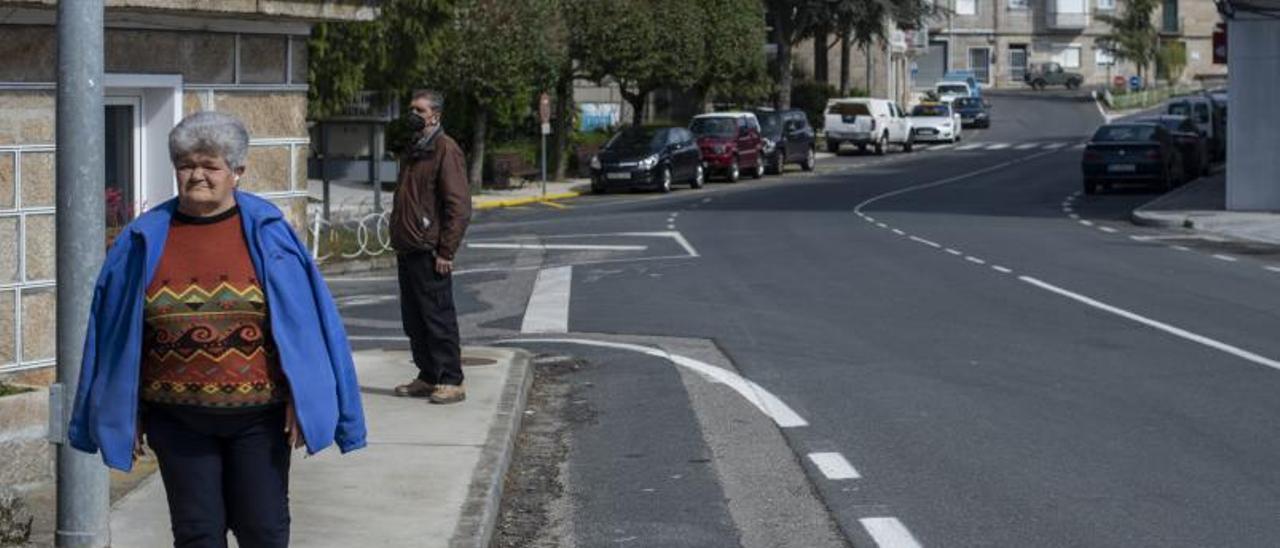 Dos vecinos de Cualedro a la salida de su casa. |   // BRAIS LORENZO