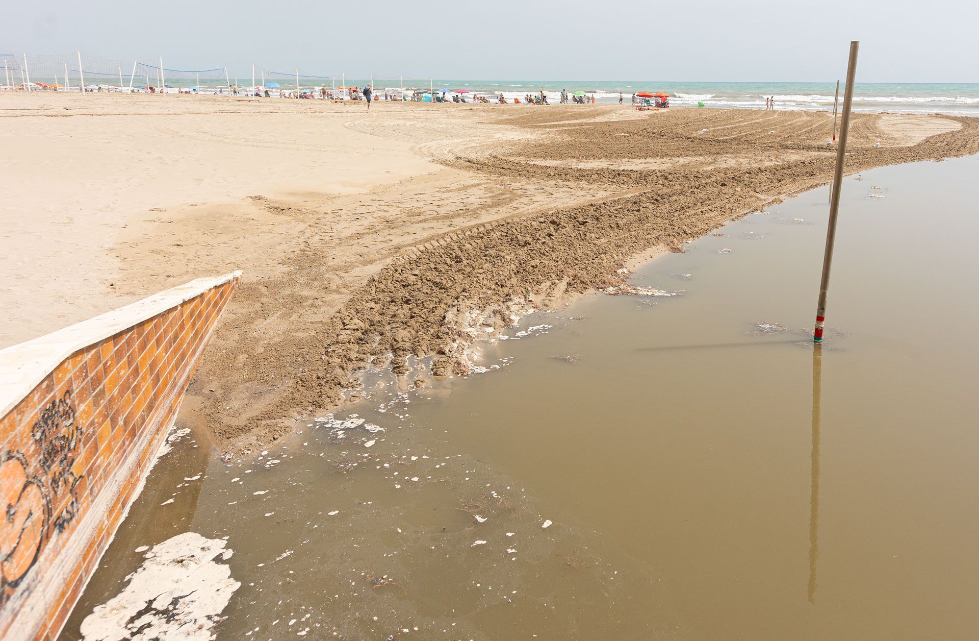 Los efectos del temporal continuan siendo visibles en Playa de San Juan