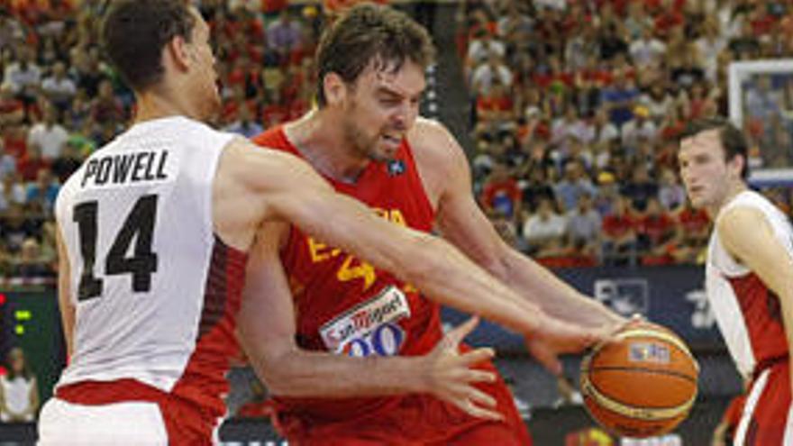 Pau Gasol trata de superar la defensa de Powell