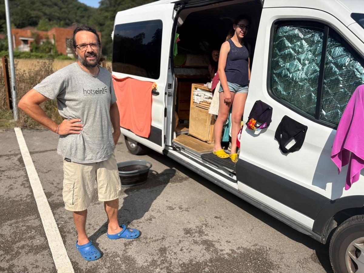 Eduard Fornells y una de sus hijas en el área de autocaravanas del Valle de Samuño, en Langreo