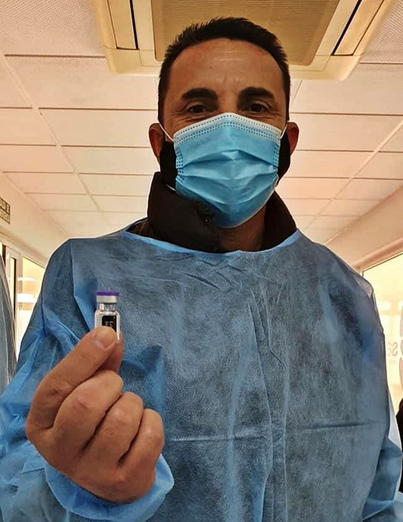 Bernabé Cano posa con un vial de la vacuna del covid la mañana de Reyes, cuando fue vacunado.  | INFORMACIÓN