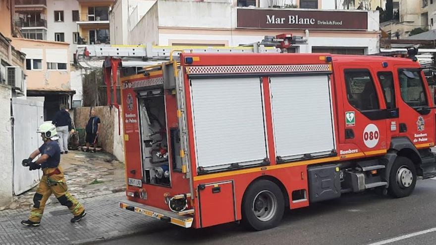 Un bombero junto a la autobomba, ayer, en el lugar del incendio.