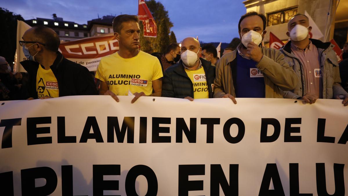 Centenares de personas salen a la calle en Oviedo al grito de "Alcoa no se cierra"