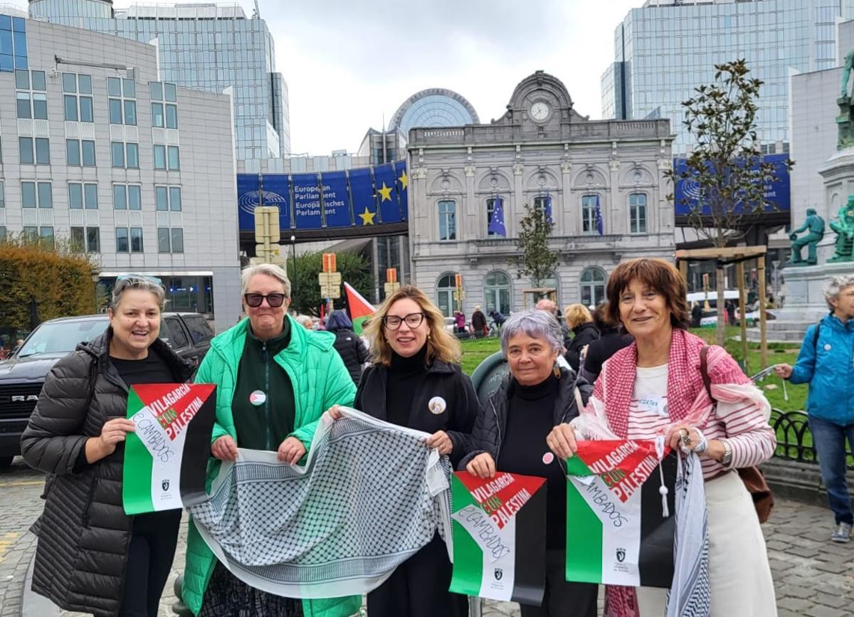 Las vecinas de Arousa con otras participantes en Bruselas.