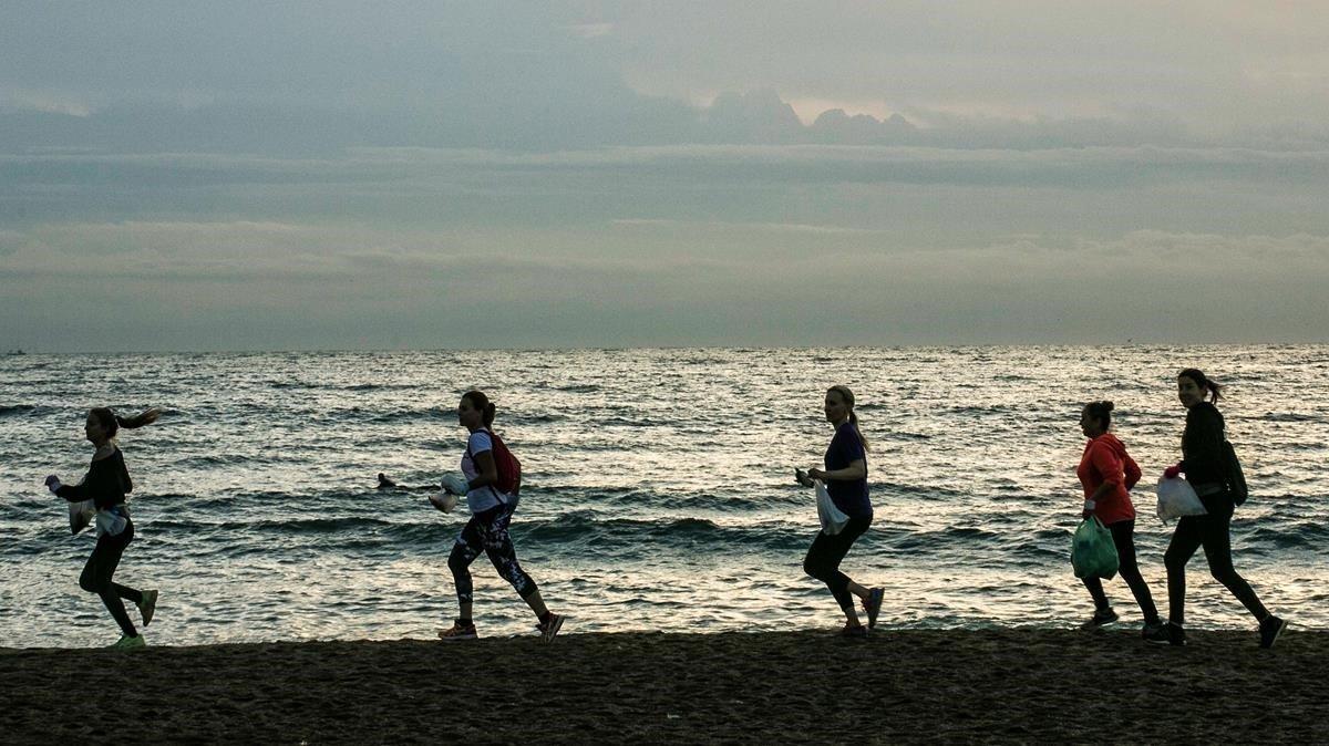 Miembros de Barcelona Plogging, al amanecer en la Barceloneta. Antes de correr, te dan una bolsa biodegradable y un par de guantes. La próxima quedada es el 7 de noviembre. Miembros de Barcelona Plogging, al amanecer en la Barceloneta. Antes de correr, te dan una bolsa biodegradable y un par de guantes. La próxima quedada es el 7 de noviembre.