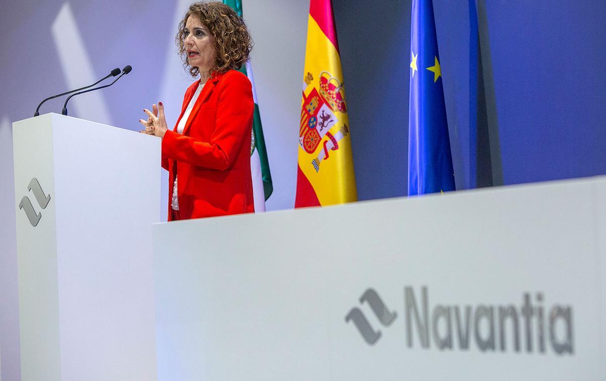 La vicepresidenta primera del Gobierno y ministra de Hacienda, María Jesús Montero, durante su intervención tras la reunión de seguimiento de los proyectos estratégicos para la Bahía de Cádiz mantenida en Navantia en San Fernando (Cádiz).