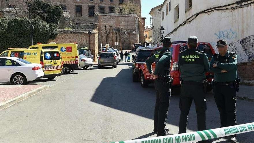 Efectivos de la Guardia Civil y los servicios sanitarios de emergencias, en las inmediaciones de la casa donde fueron hallados los cadáveres, en la localidad madrileña de Loeches.