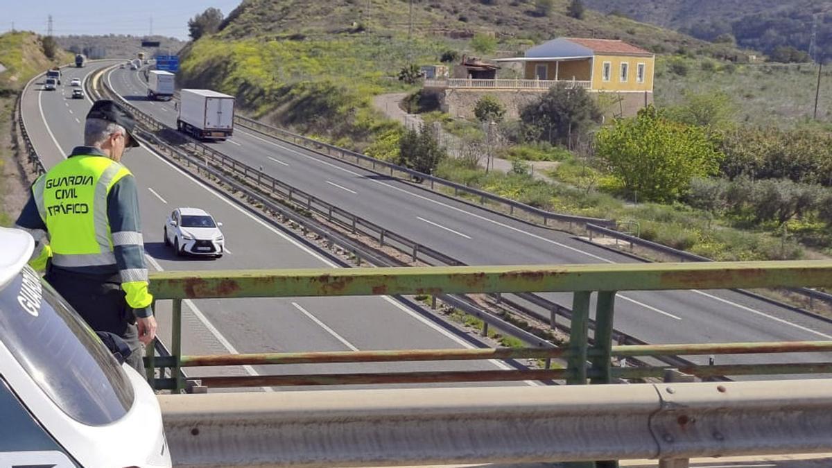 La Guardia Civil investiga a dos menores por lanzar piedras a vehículos que circulaban por la autovía