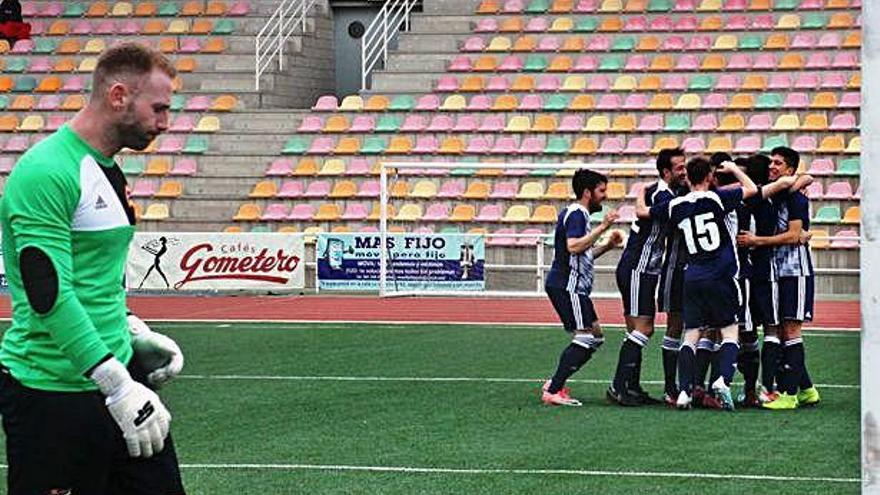 Los riojanos celebran su gol ante la decepción del portero castellano y leonés.