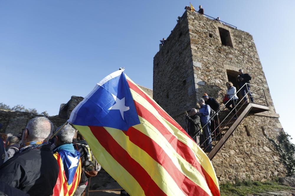 Pujada al castell de Sant Miquel per protestar contra les maniobres convocades per l exercit.