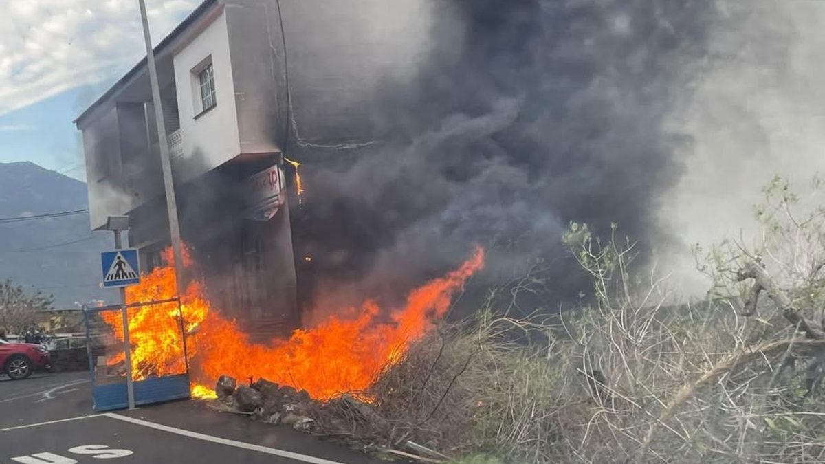 Incendio cerca del supermercado de Las Puntas, en Frontera